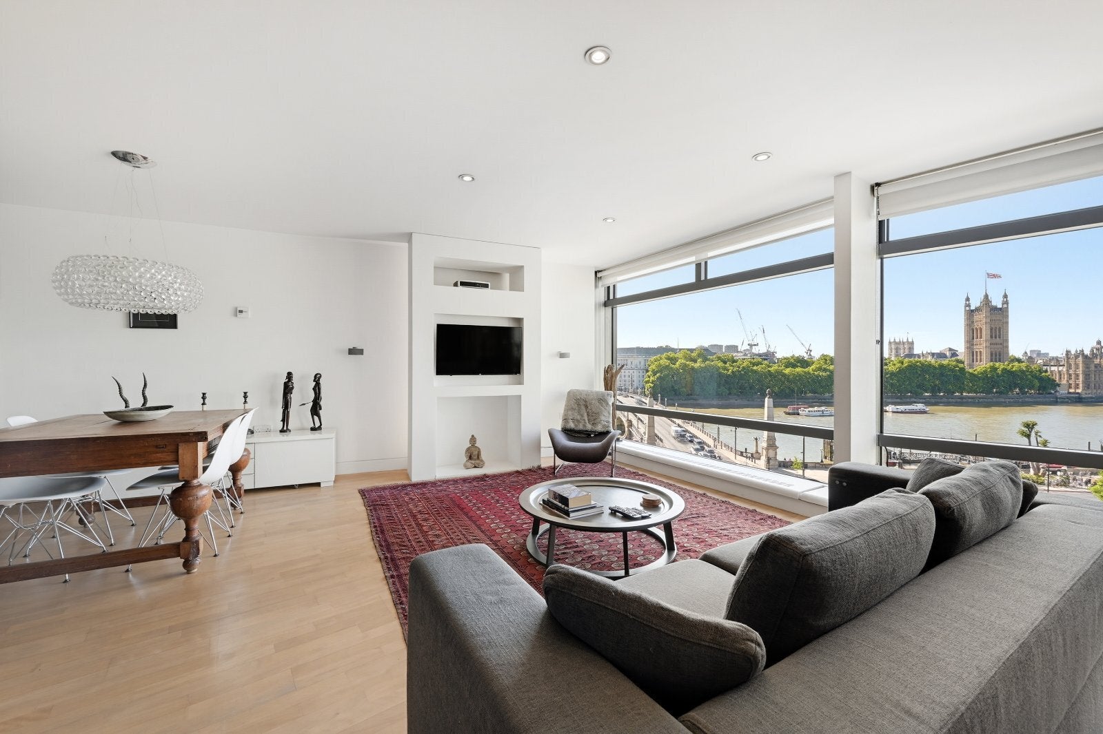 Flat Albert Embankment in Greater London