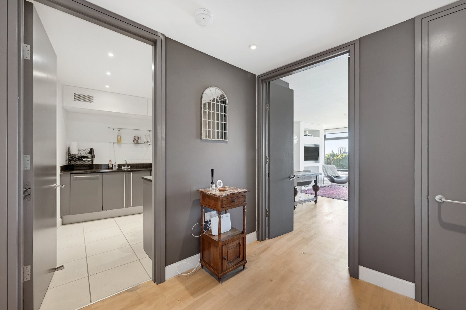 Flat Albert Embankment in Greater London