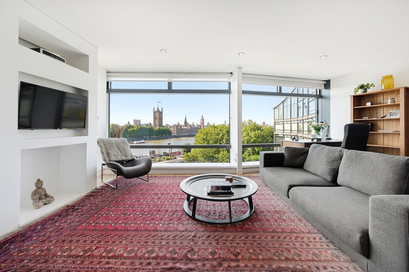 Flat Albert Embankment in Greater London