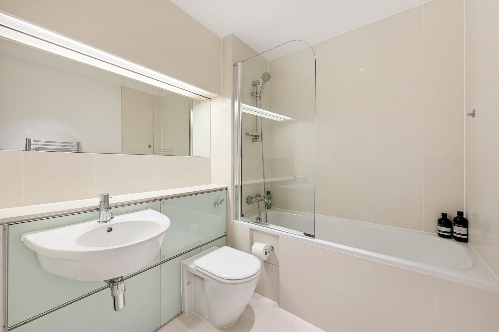 Flat Albert Embankment in Greater London