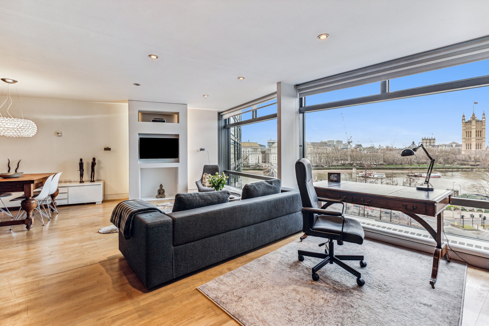 Flat Albert Embankment in Greater London