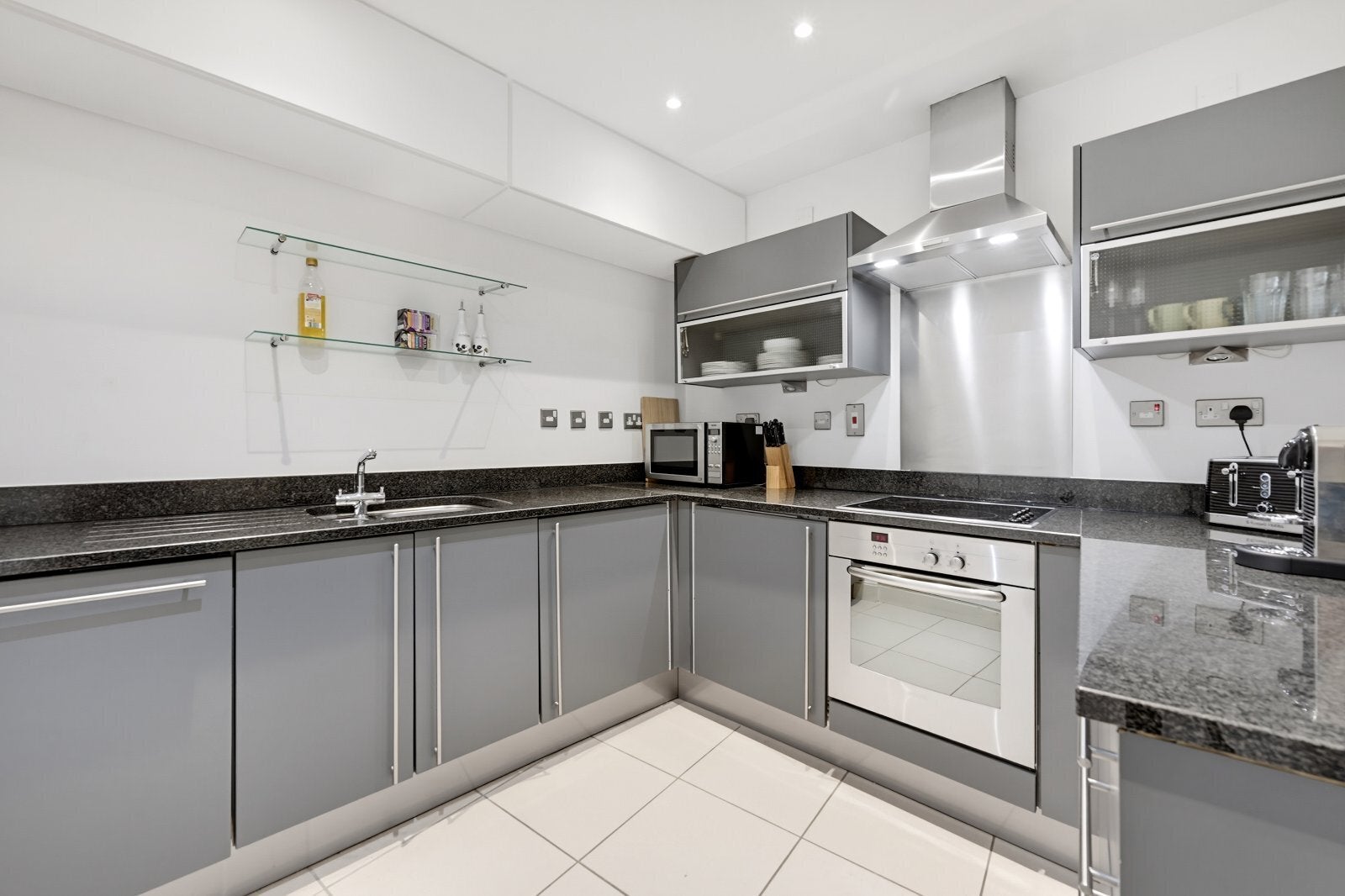 Flat Albert Embankment in Greater London