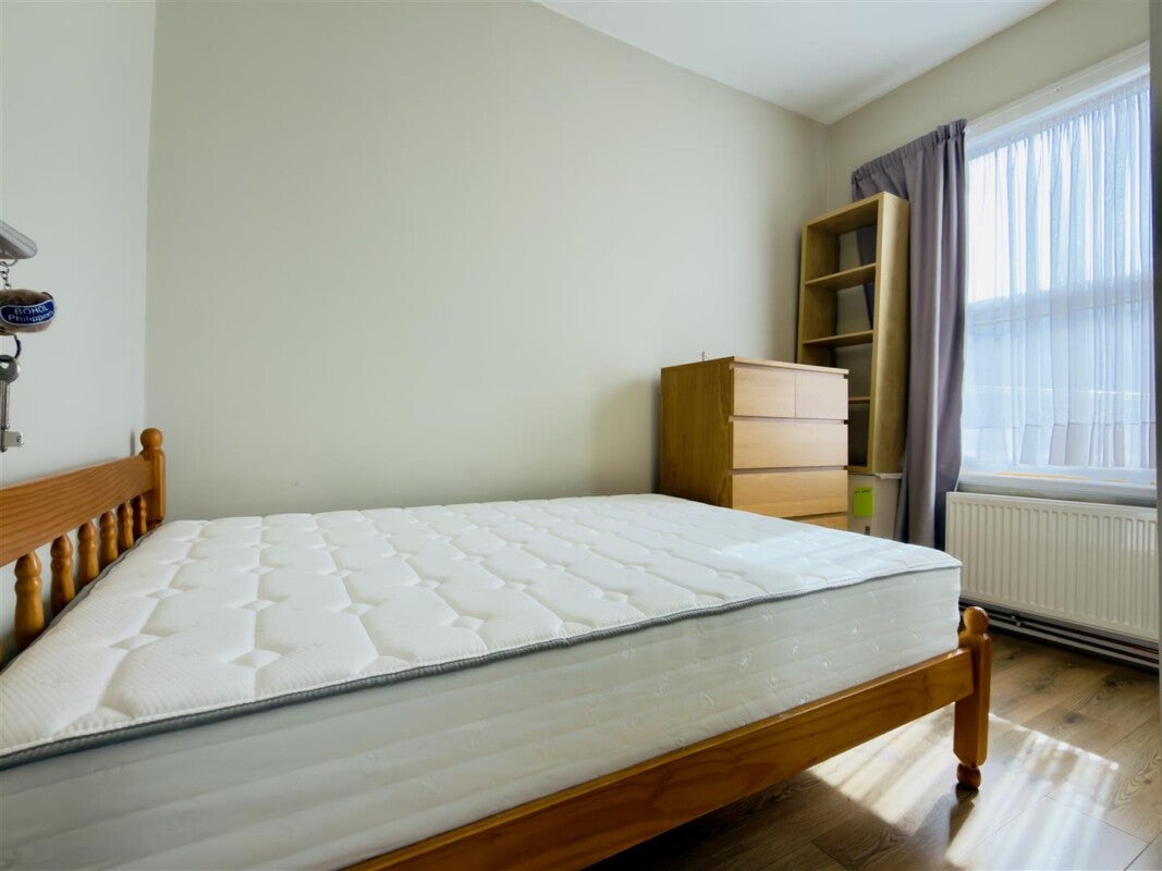 Flat Glenavon Road in Greater London