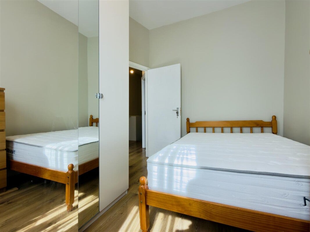 Flat Glenavon Road in Greater London