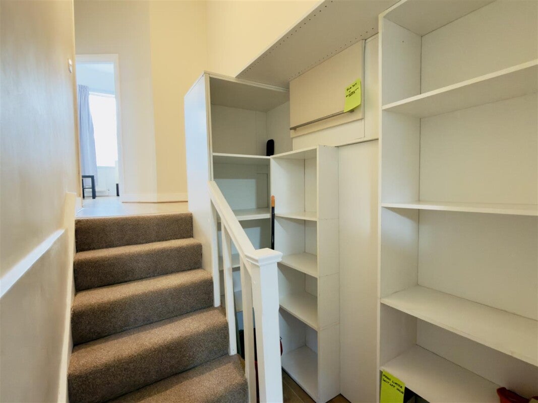Flat Glenavon Road in Greater London