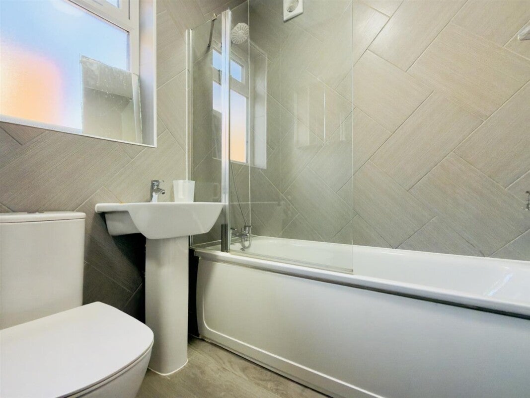 Flat Glenavon Road in Greater London