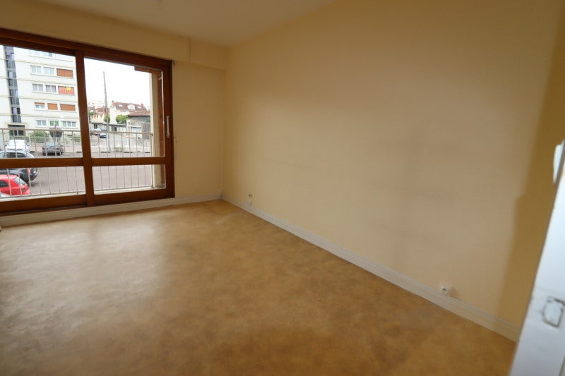 Flat Avenue Major Général Georges Vanier in Troyes