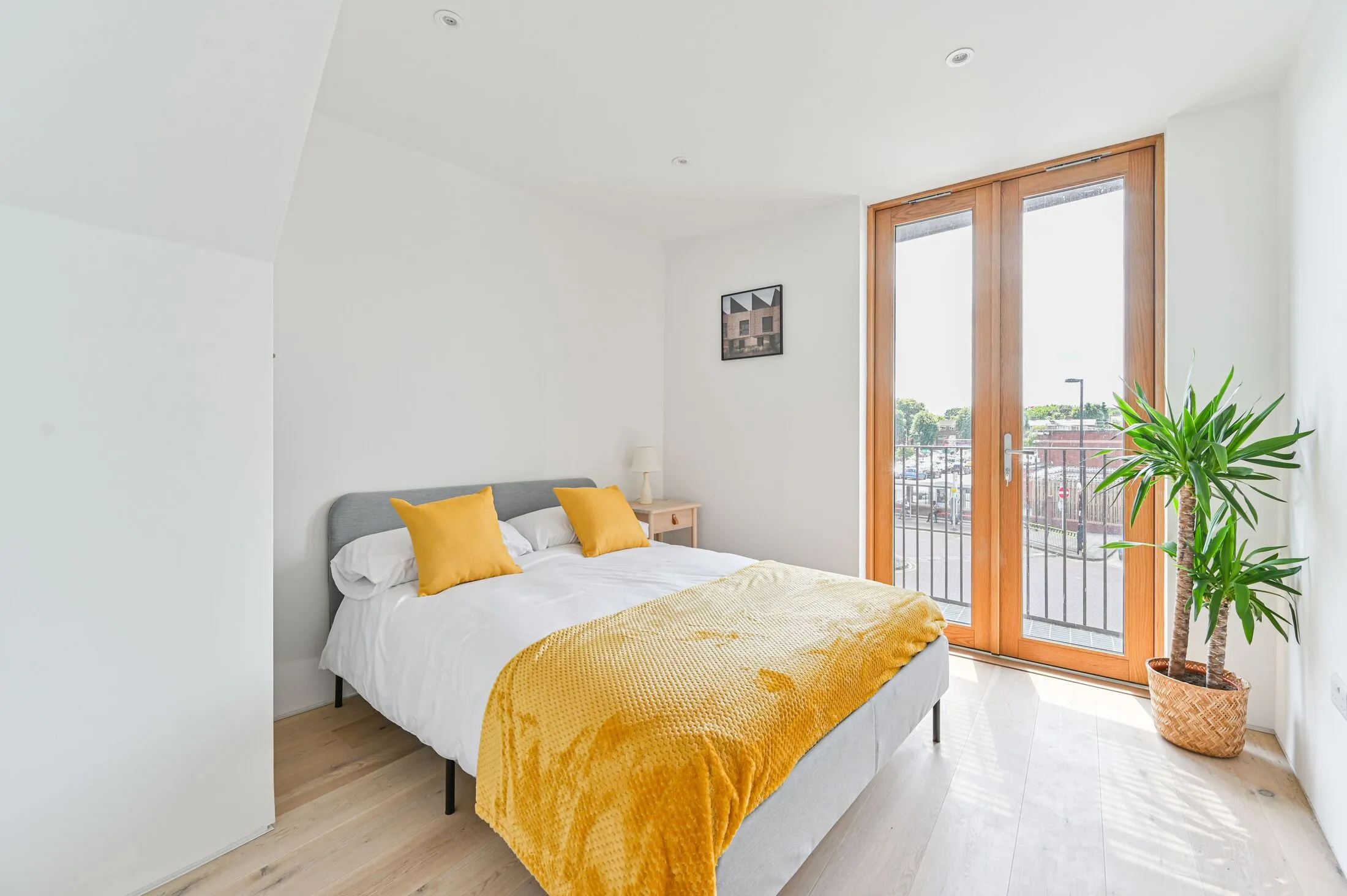 Flat Peckham High Street in Greater London
