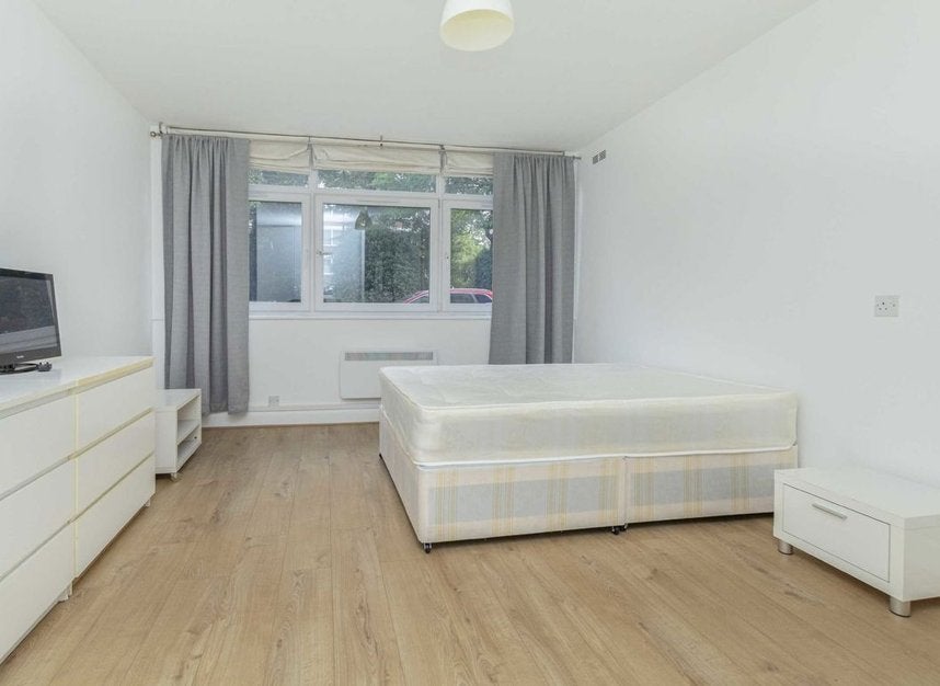 Flat Shepherds Hill in Greater London