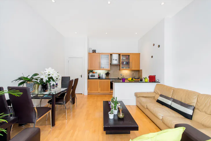 Flat Belsize Square in Greater London