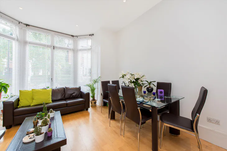Flat Belsize Square in Greater London