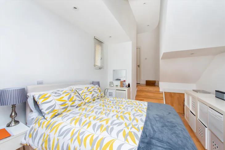 Flat Belsize Square in Greater London