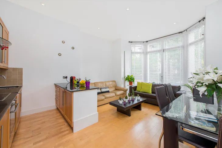 Flat Belsize Square in Greater London