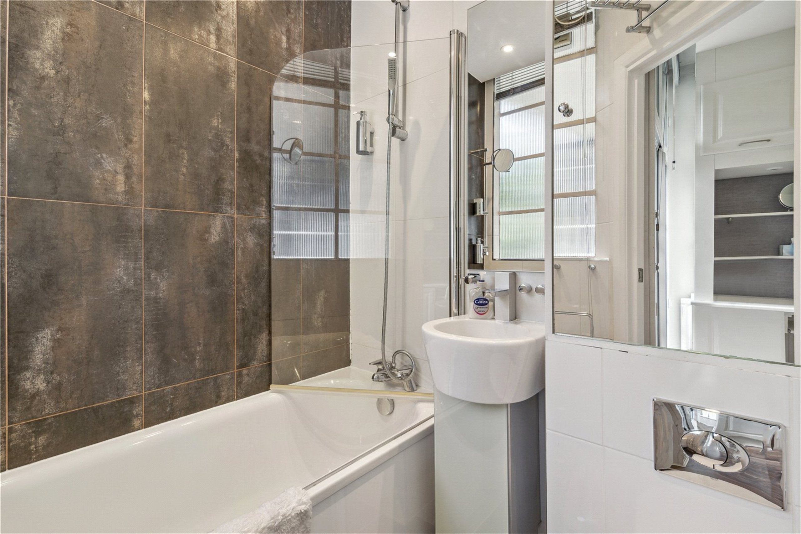 Flat Sloane Avenue in Greater London