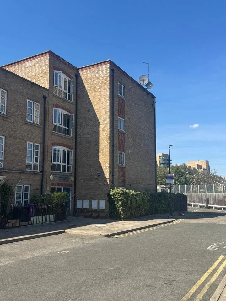 Flat Trahorn Close in Greater London