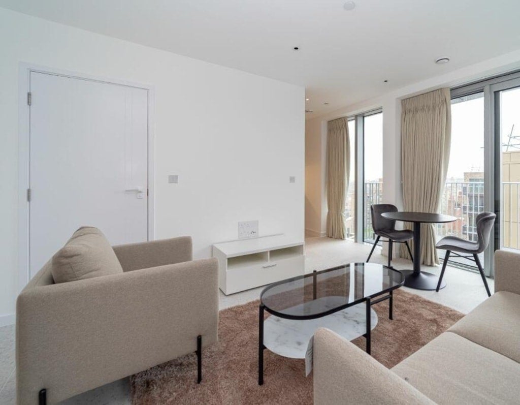 Flat Pedley Street in Greater London