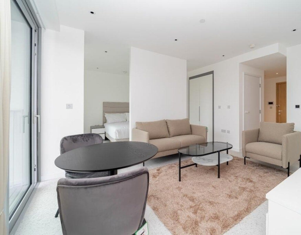 Flat Pedley Street in Greater London