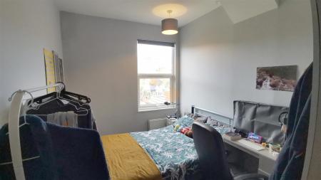 Room West Parade in Lincoln
