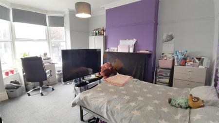 Room West Parade in Lincoln