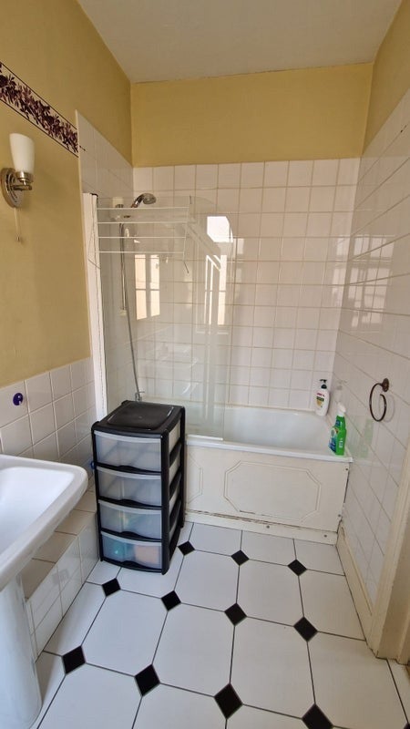 Room Dorset Road in Greater London