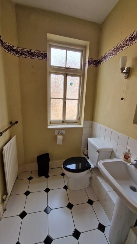 Room Dorset Road in Greater London