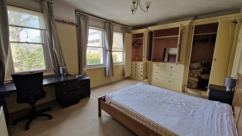 Room Dorset Road in Greater London