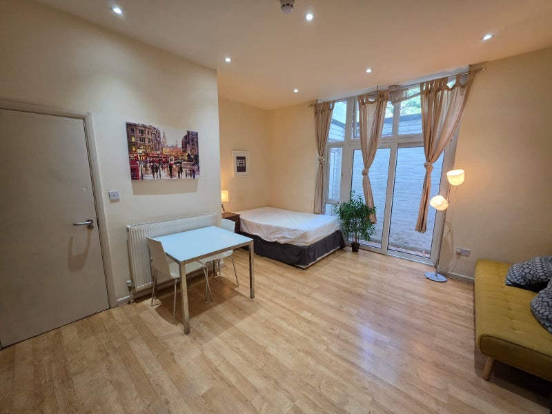 Flat Brondesbury Park in Greater London