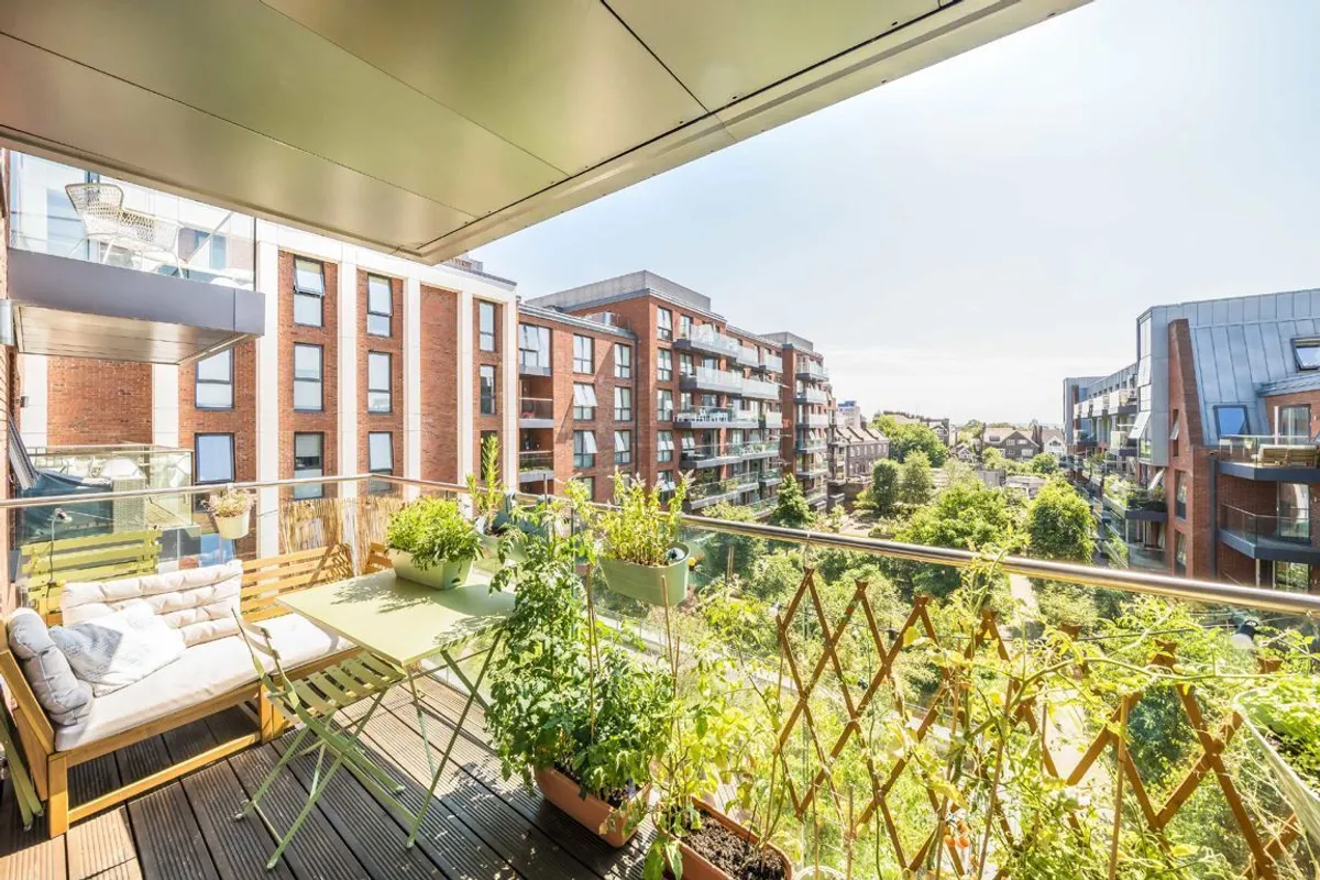 Flat Blairderry Road in Greater London