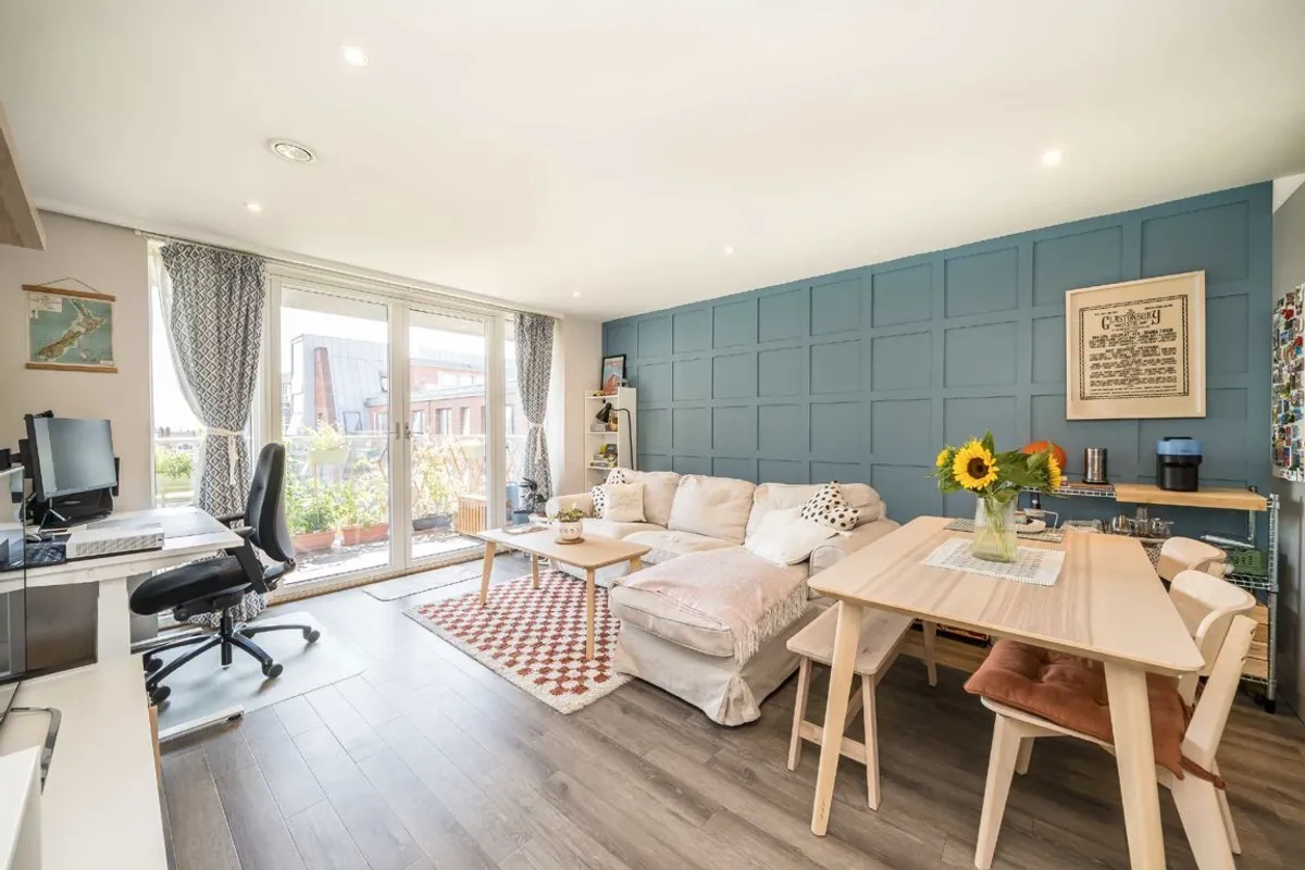 Flat Blairderry Road in Greater London