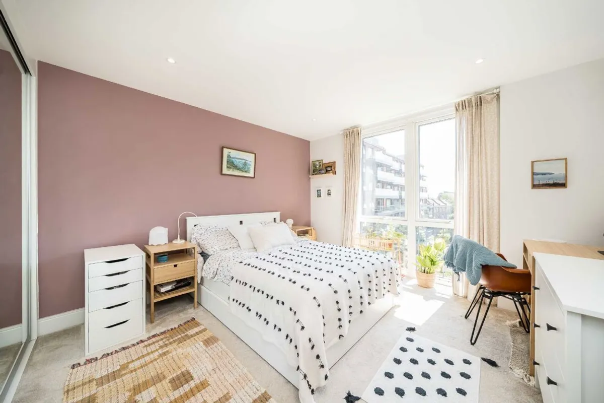 Flat Blairderry Road in Greater London