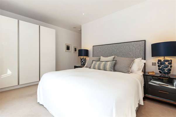 Flat Broom Road in Greater London