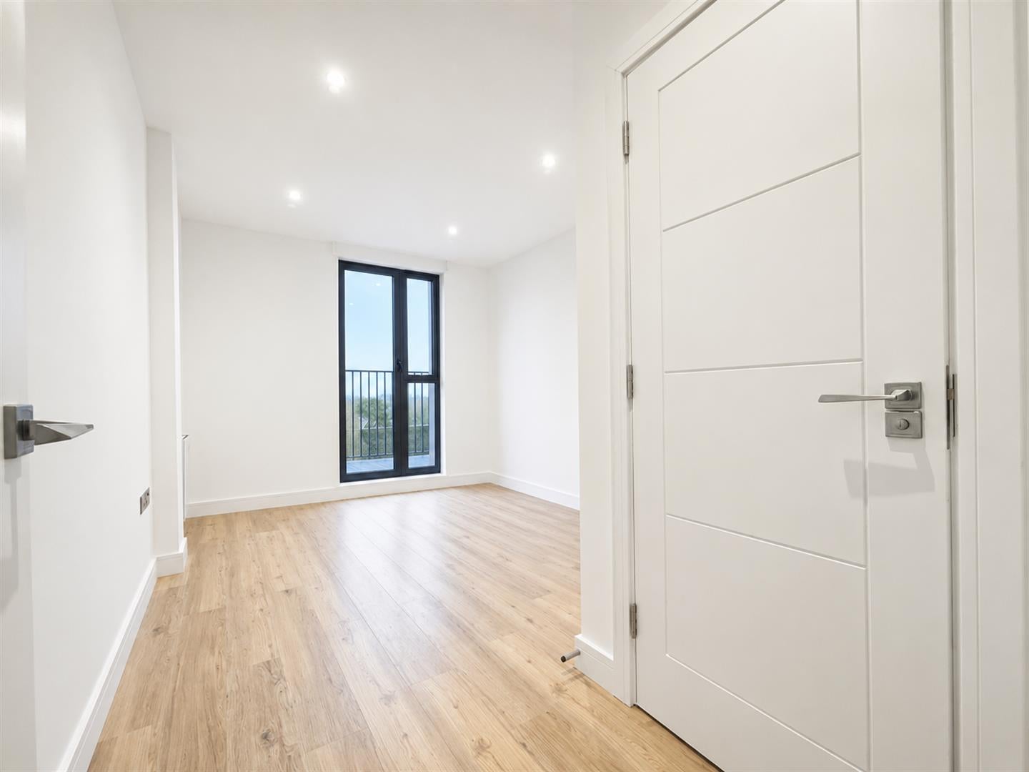 Flat Farnborough Road in Rushmoor