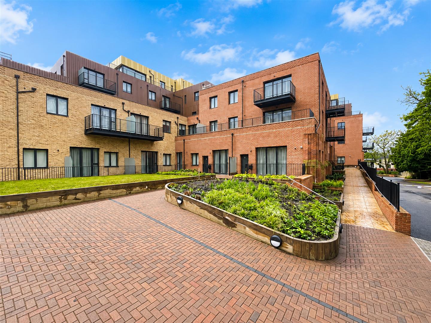 Flat Farnborough Road in Rushmoor