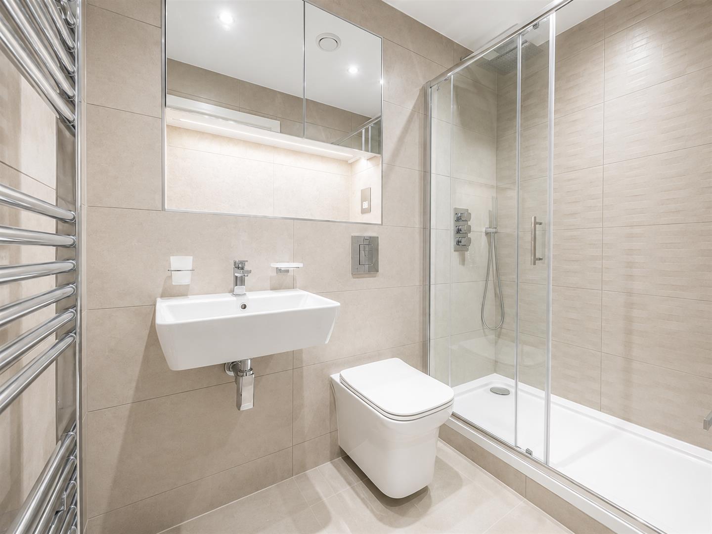 Flat Farnborough Road in Rushmoor