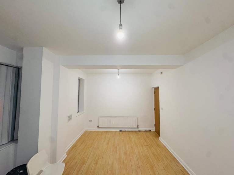 Flat Dickenson Road in Manchester