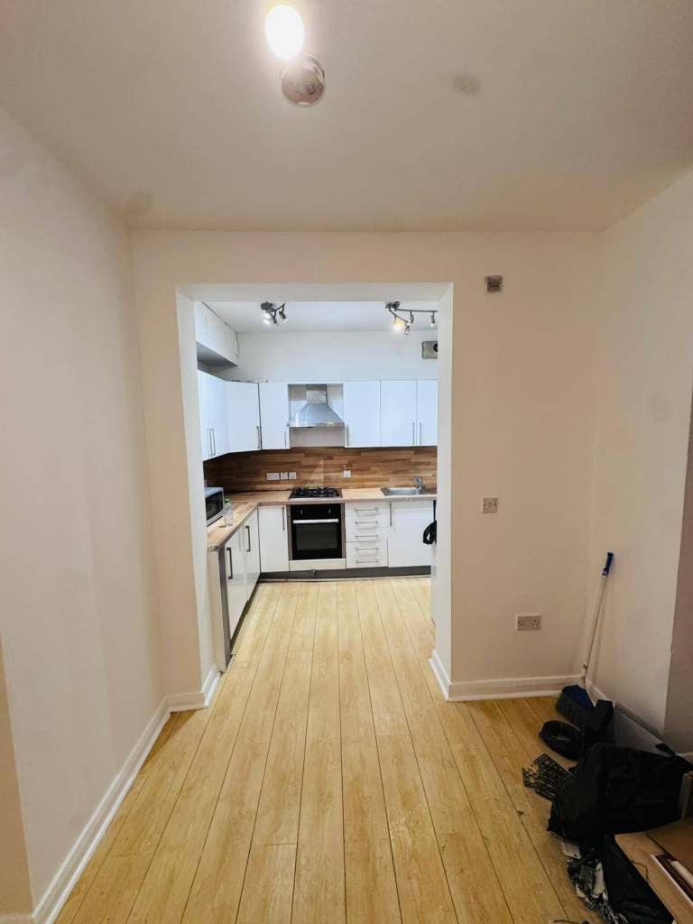 Flat Dickenson Road in Manchester