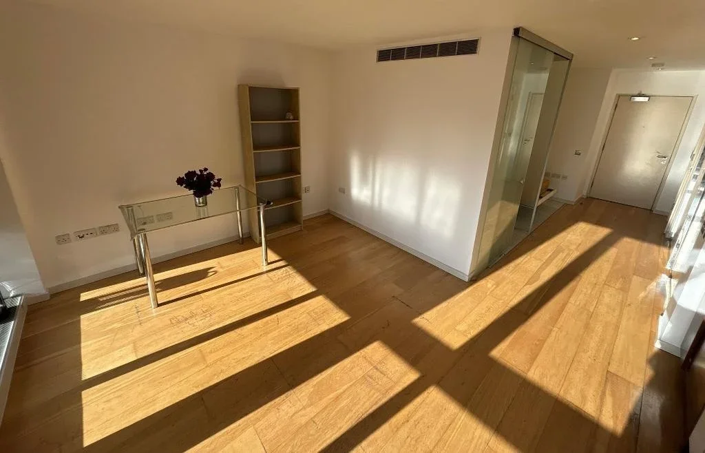 Flat Fairmont Avenue in Greater London