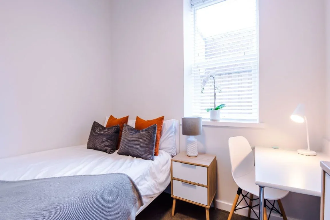 Flat Jesmond Road in Newcastle upon Tyne