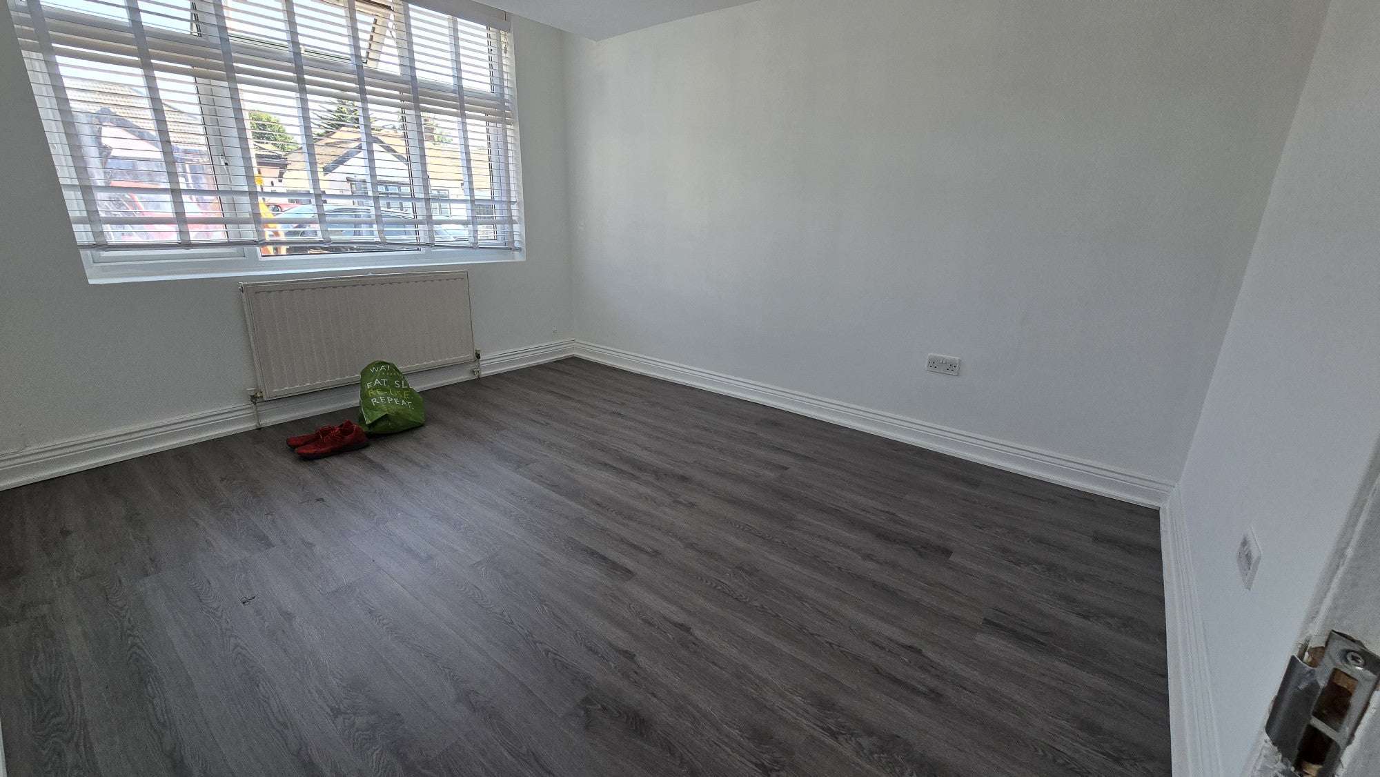 Flat Parkside Avenue in Greater London
