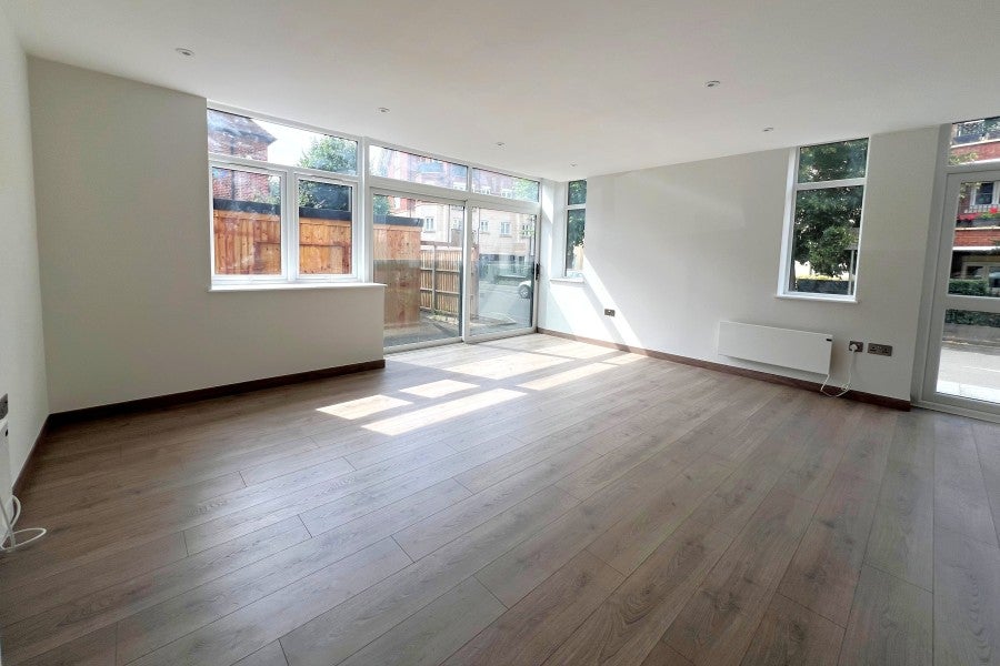 Flat Rosemount Avenue in Woking