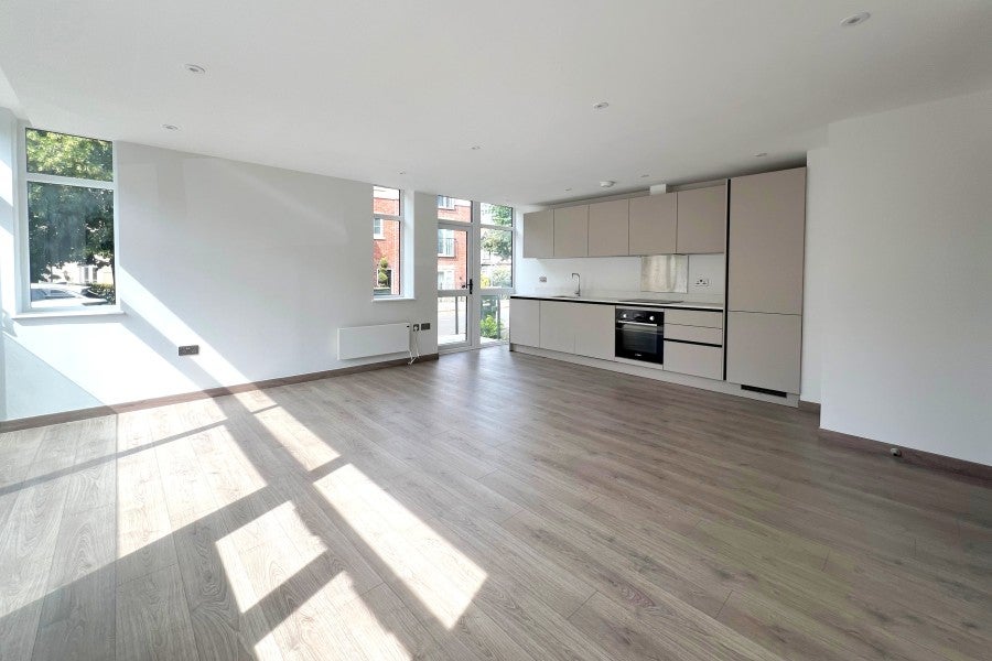 Flat Rosemount Avenue in Woking