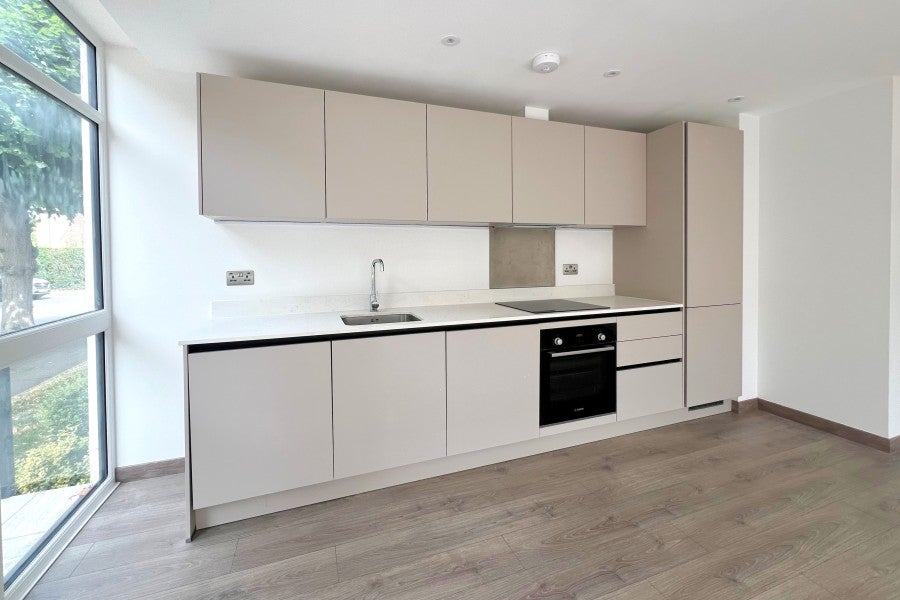 Flat Rosemount Avenue in Woking
