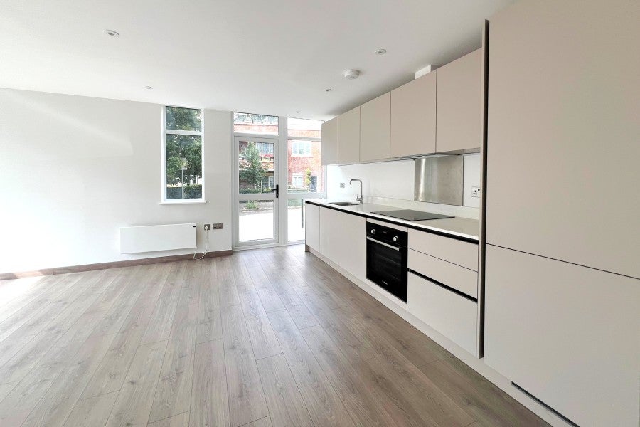 Flat Rosemount Avenue in Woking