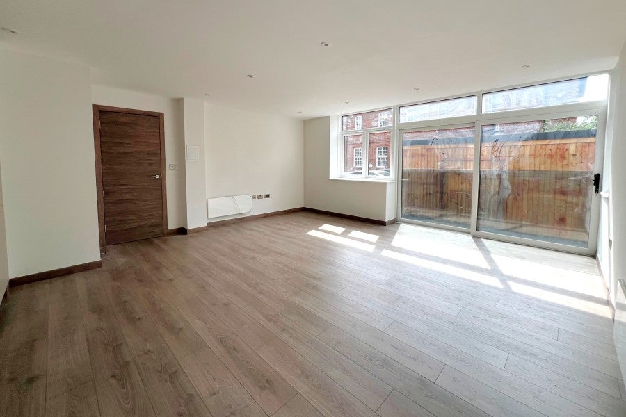 Flat Rosemount Avenue in Woking