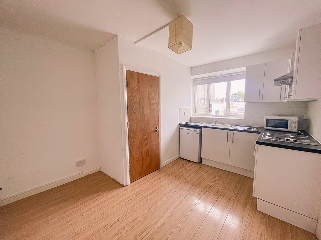 Flat Jackson Road in Greater London