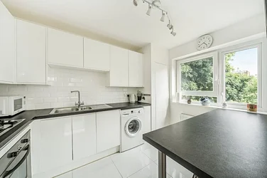 Flat Deeside Road in Greater London