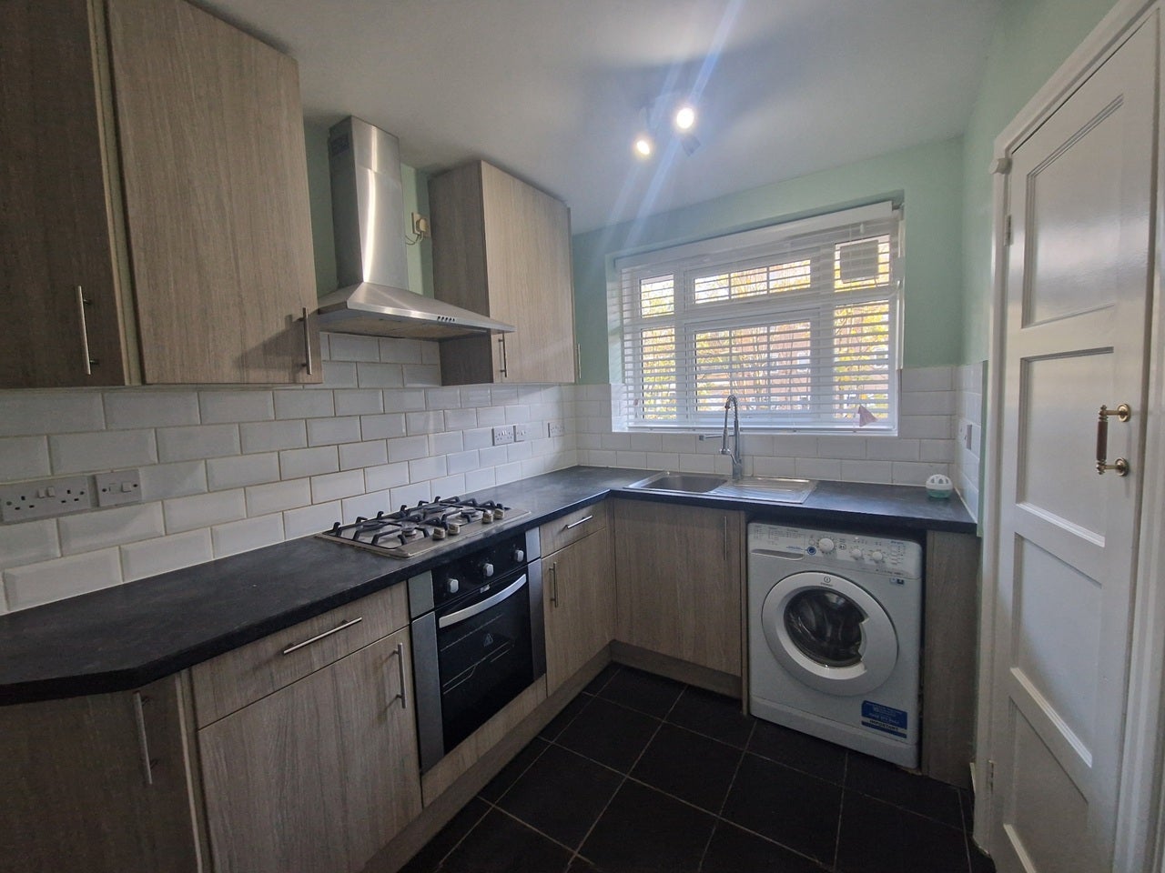 Flat Glebe Court in Greater London