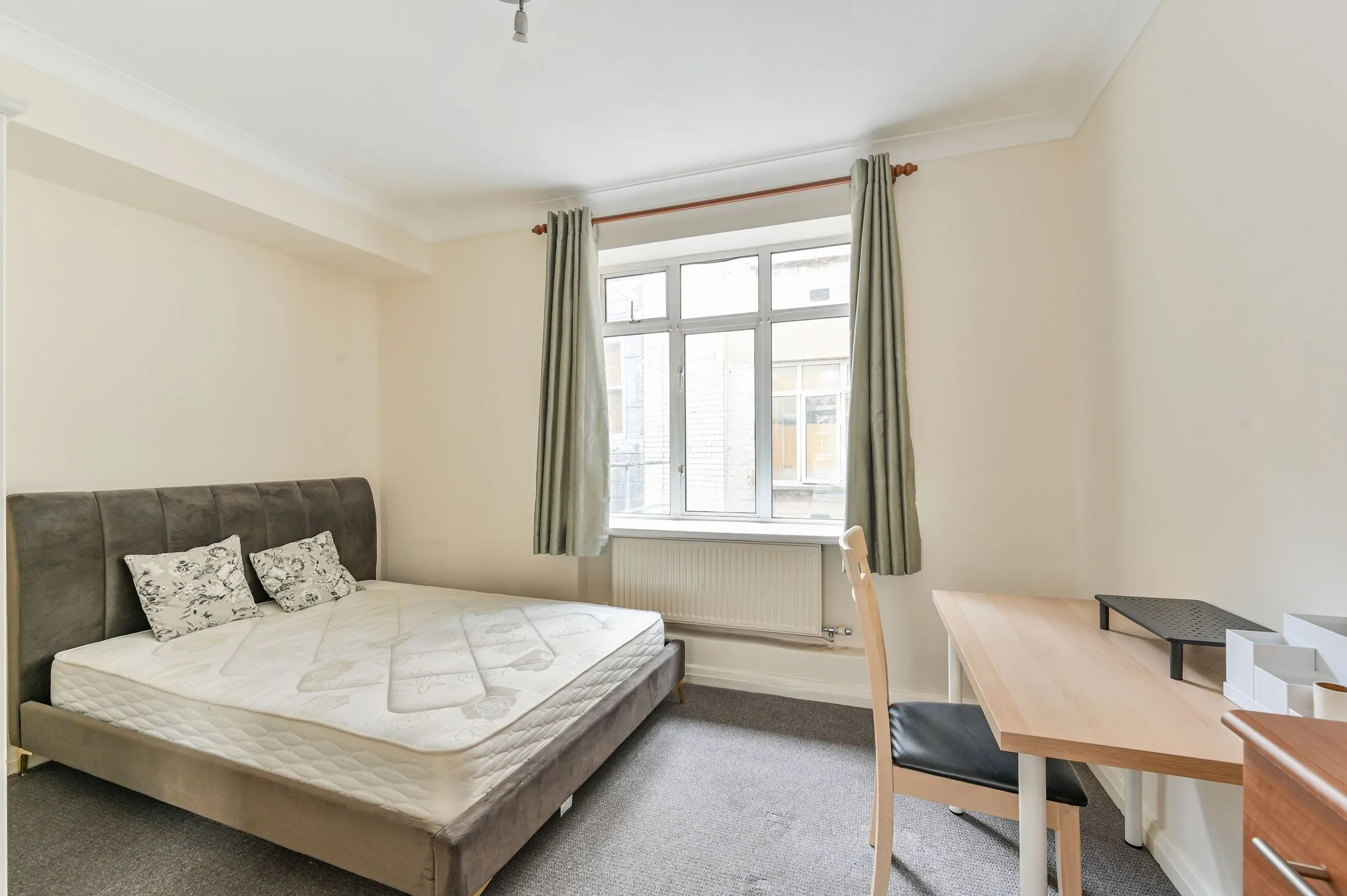 Flat Warren Street in Greater London