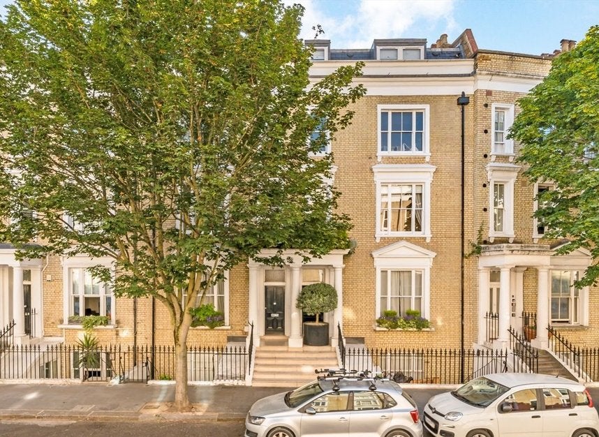 Flat Eardley Crescent in Greater London