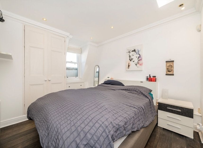 Flat Eardley Crescent in Greater London